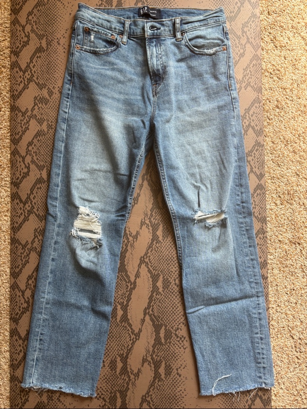 GAP Women’s Light Blue Distressed Straight-Leg Jeans